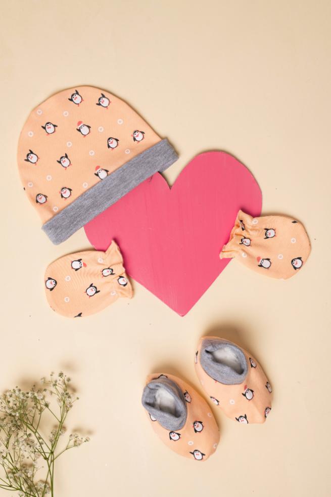 Diligent Penguin - Cap, Mitten & Booties