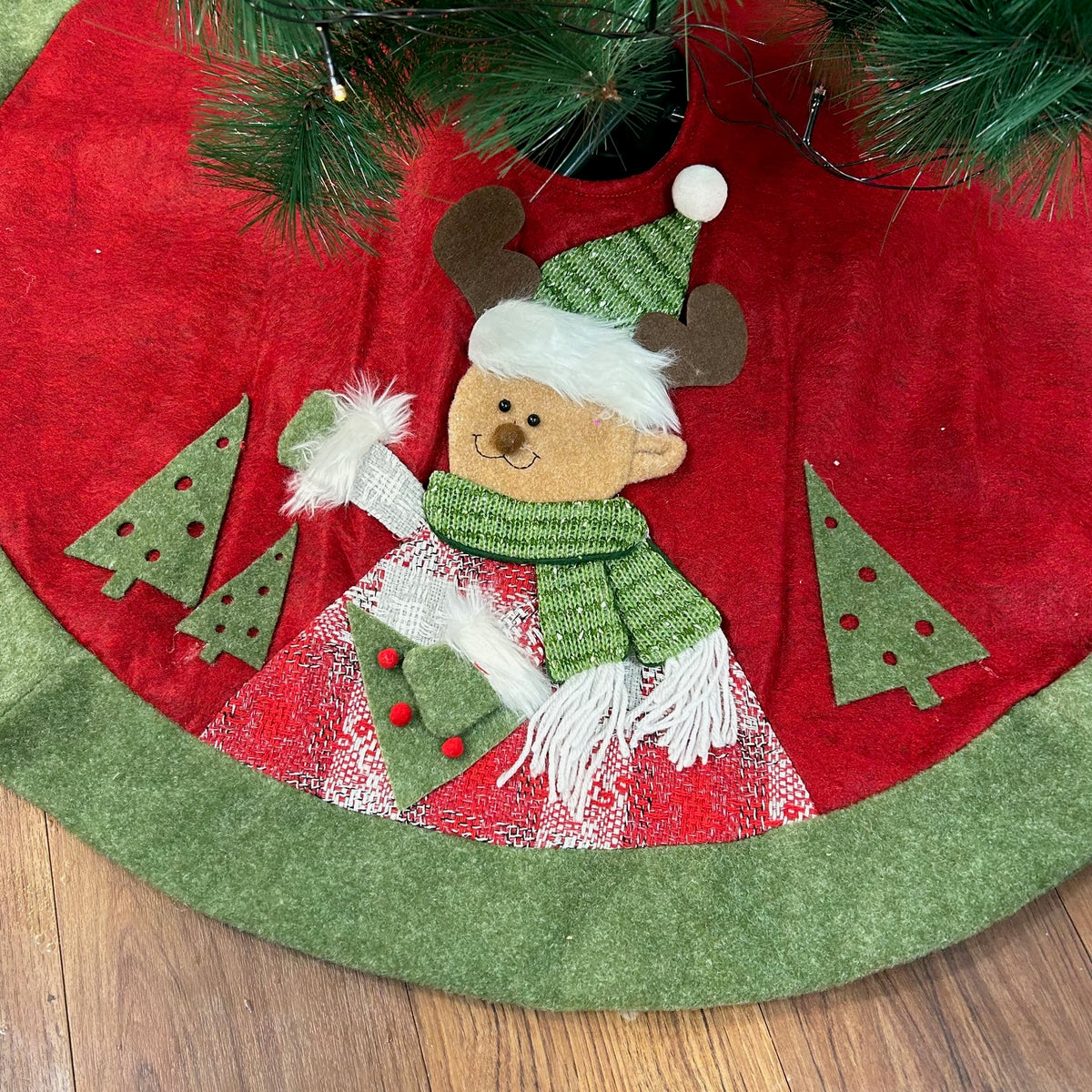 Babble Wrap 42" Tree Skirt - Reindeer's Winter Wrap