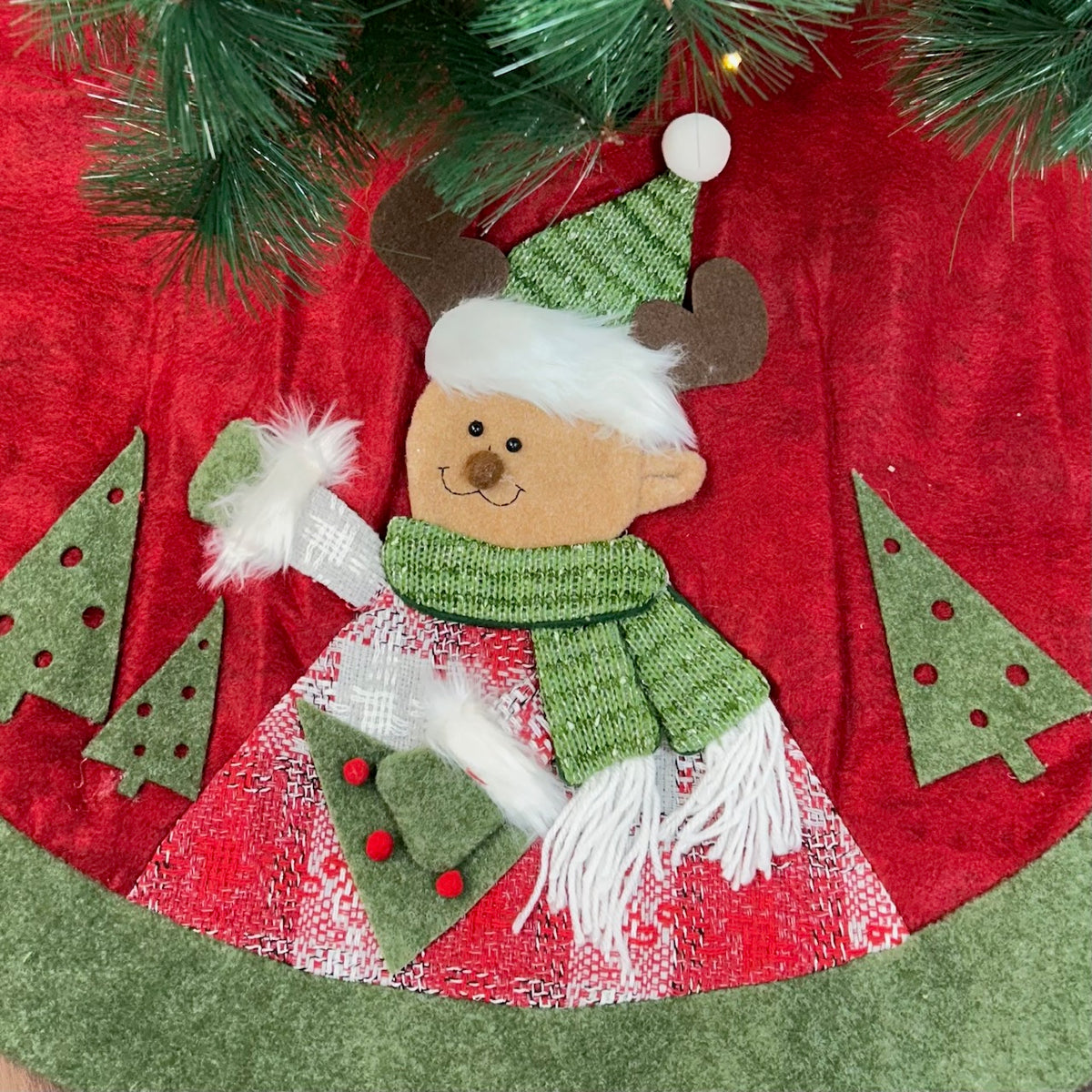 Babble Wrap 42" Tree Skirt - Reindeer's Winter Wrap