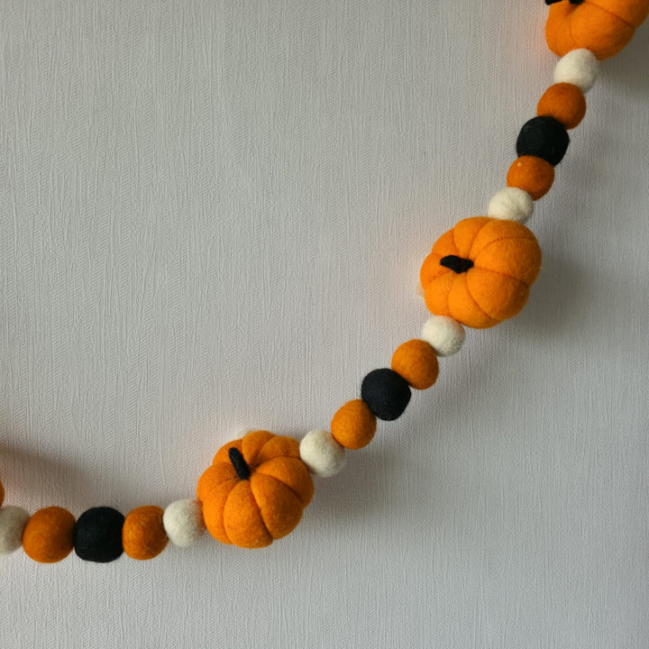 Pumpkin Pompom Bunting – Spooky Nightfall